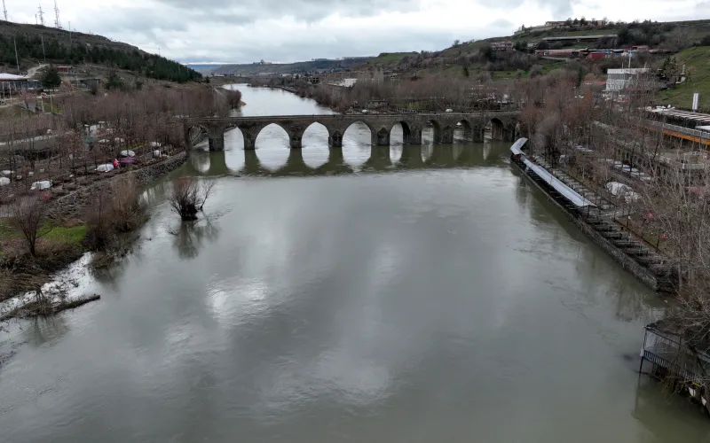 Yoğun yağışlar Dicle Nehri kıyısındaki yapılaşma riskini ortaya çıkardı